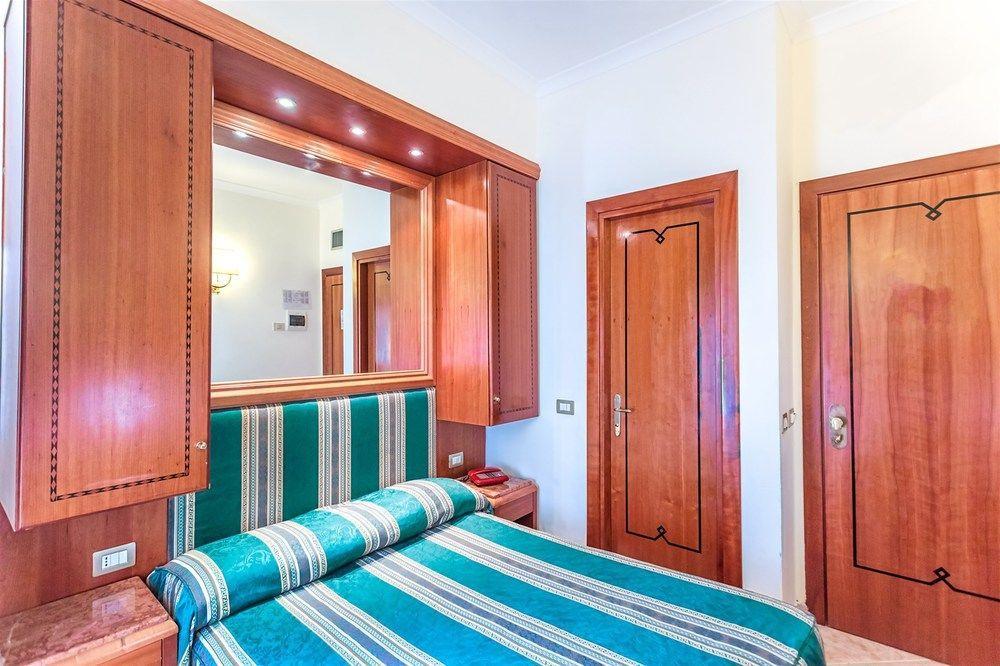 Raeli Hotel Regio Roma Esterno foto