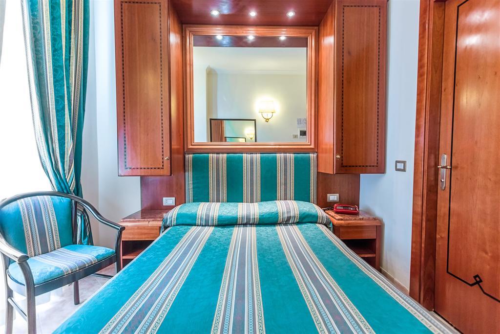 Raeli Hotel Regio Roma Esterno foto