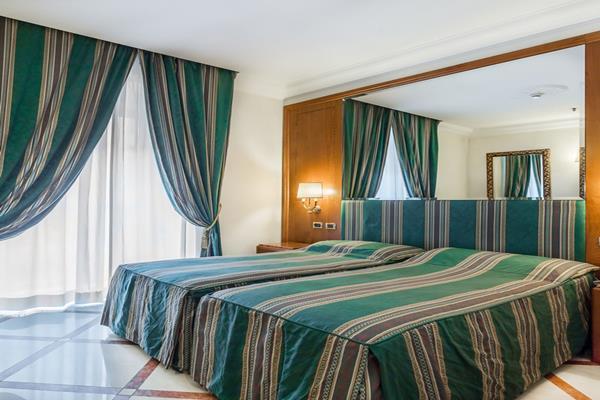 Raeli Hotel Regio Roma Esterno foto