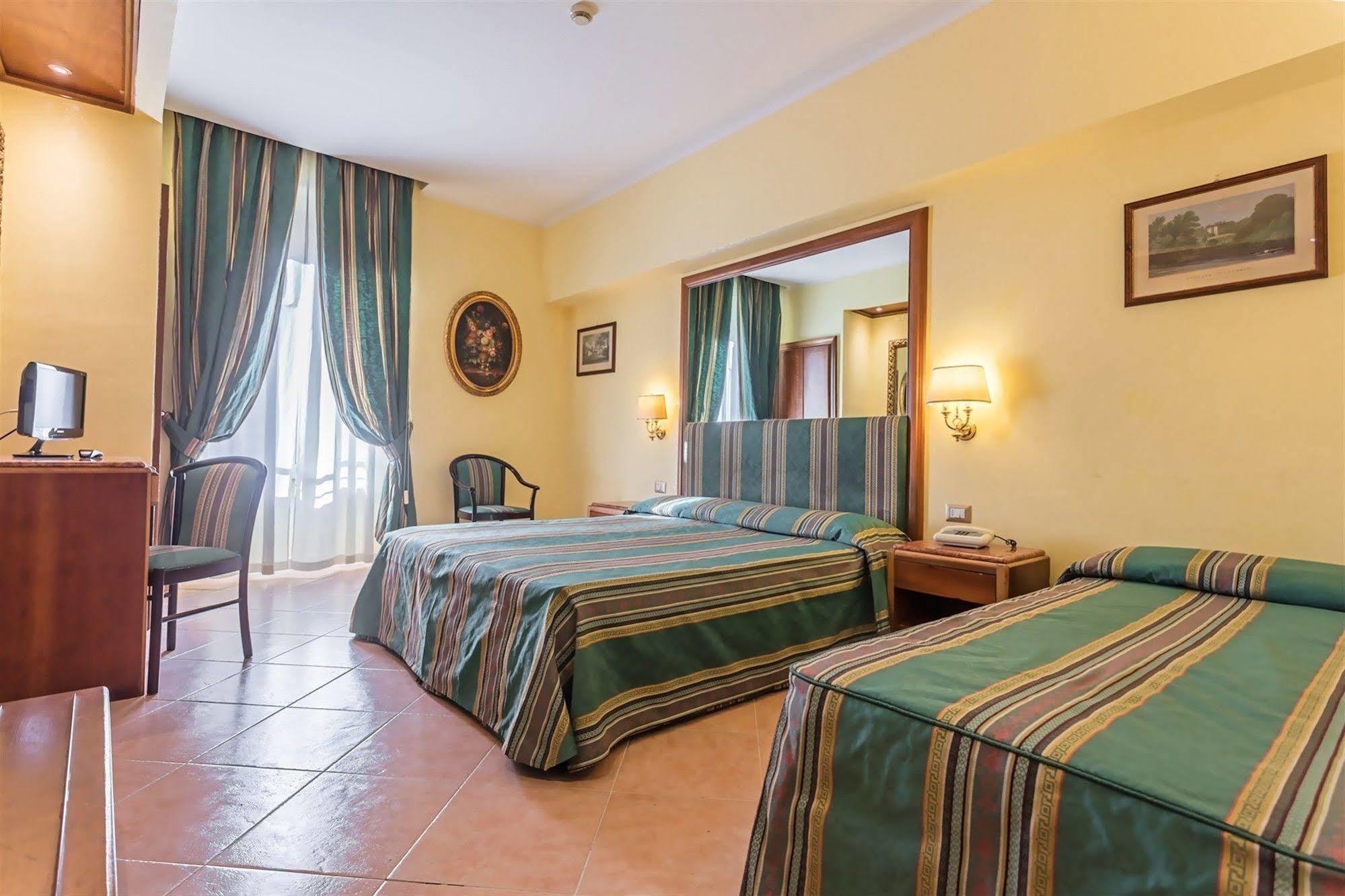 Raeli Hotel Regio Roma Esterno foto