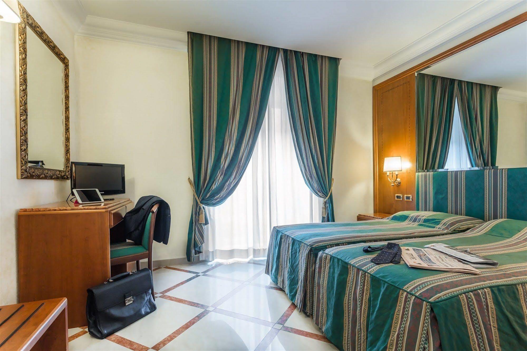 Raeli Hotel Regio Roma Esterno foto