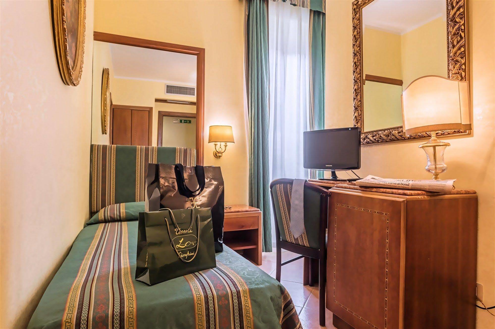 Raeli Hotel Regio Roma Esterno foto