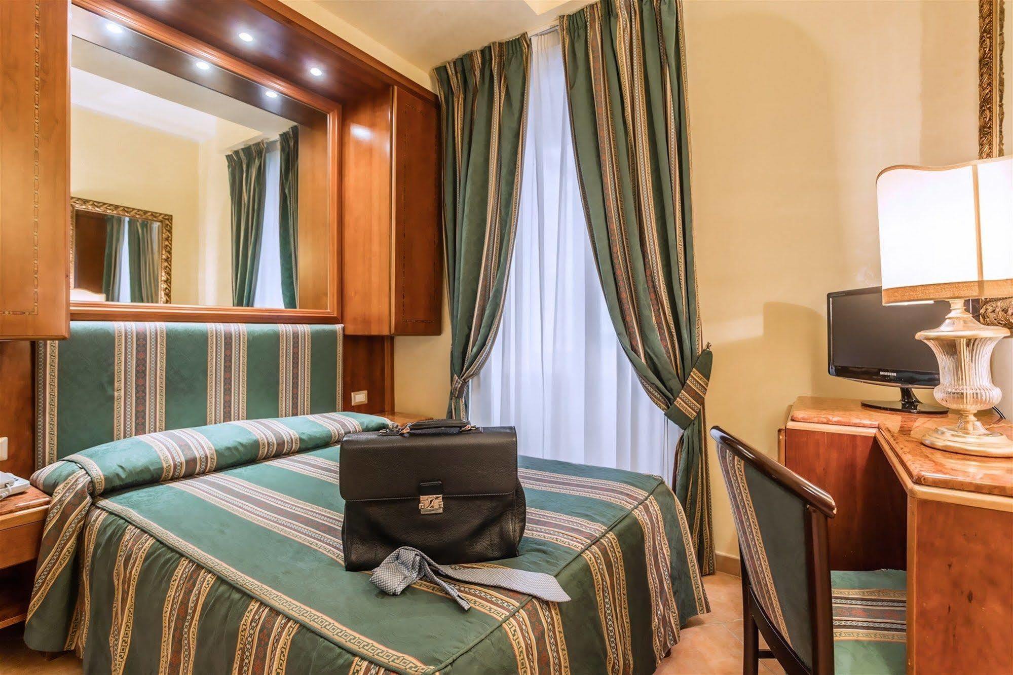 Raeli Hotel Regio Roma Esterno foto