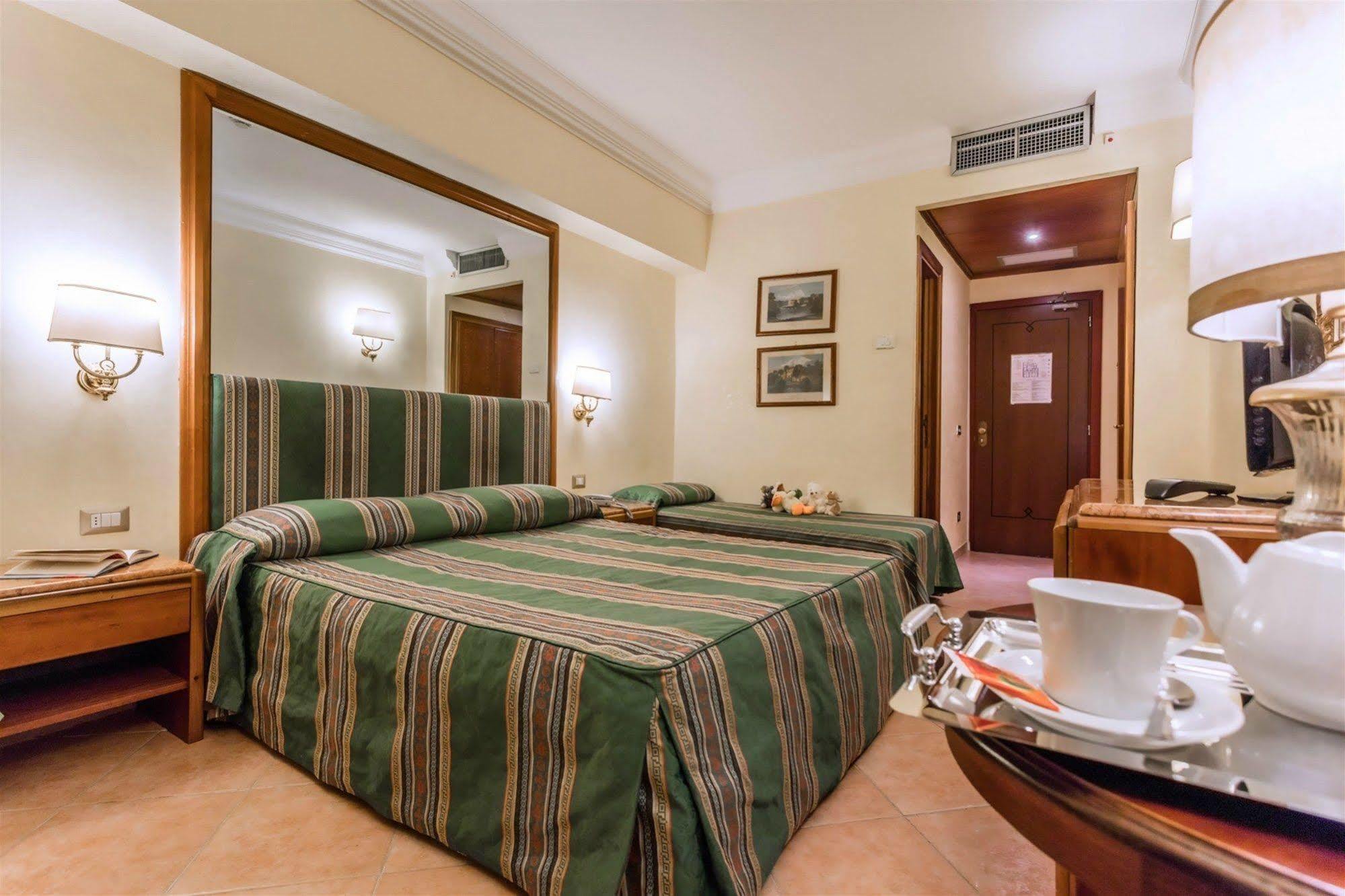 Raeli Hotel Regio Roma Esterno foto
