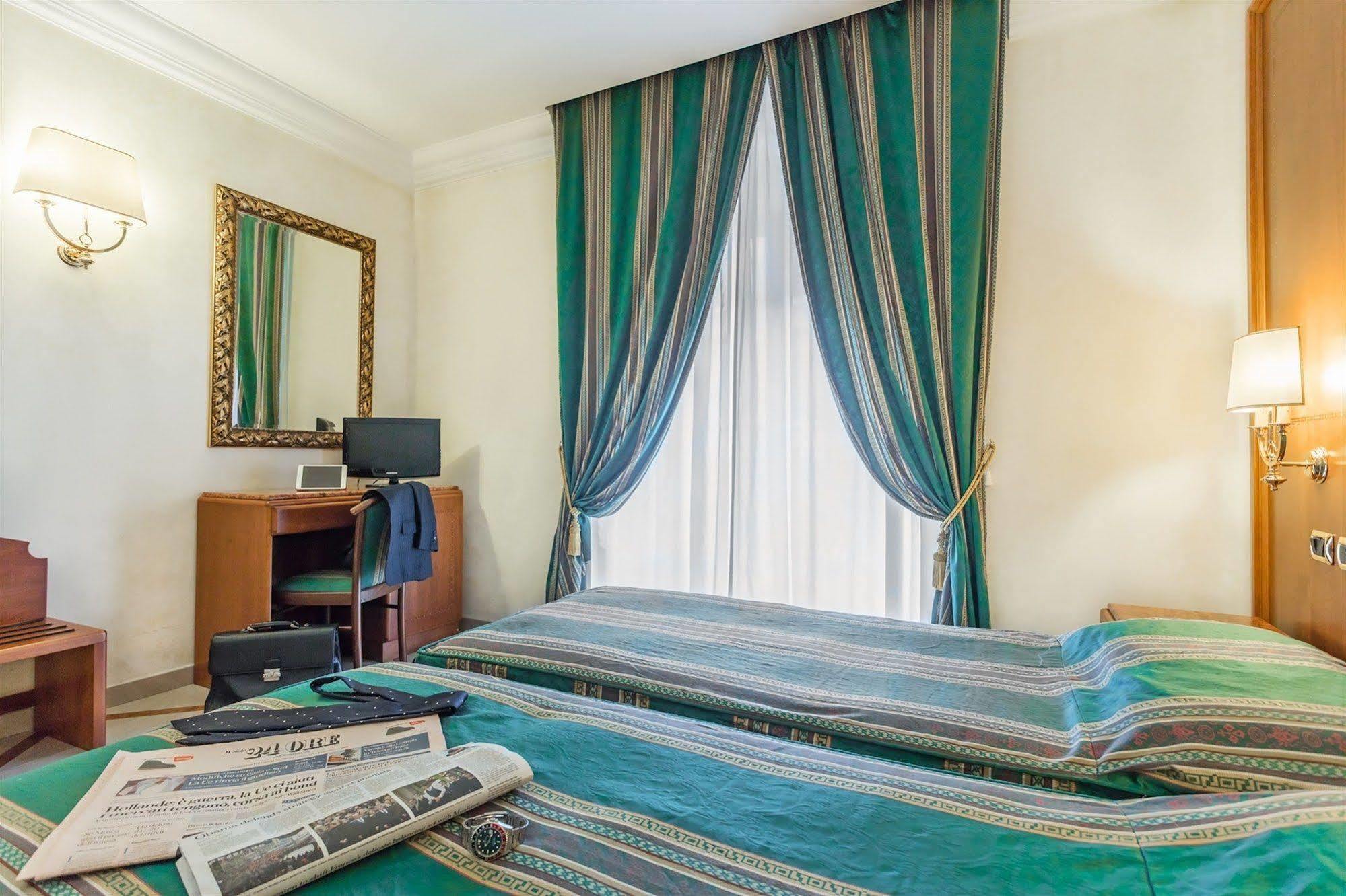 Raeli Hotel Regio Roma Esterno foto