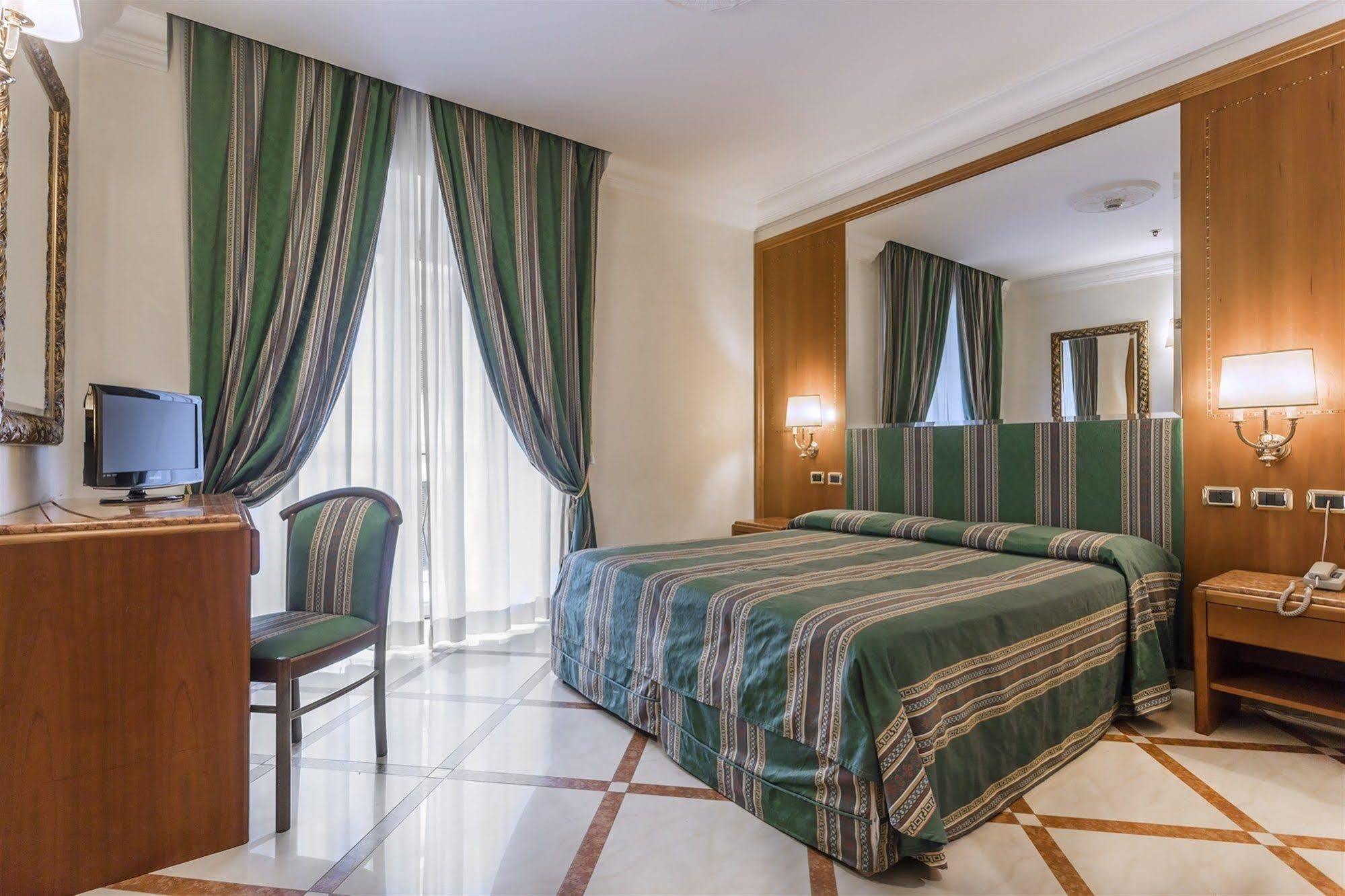 Raeli Hotel Regio Roma Esterno foto