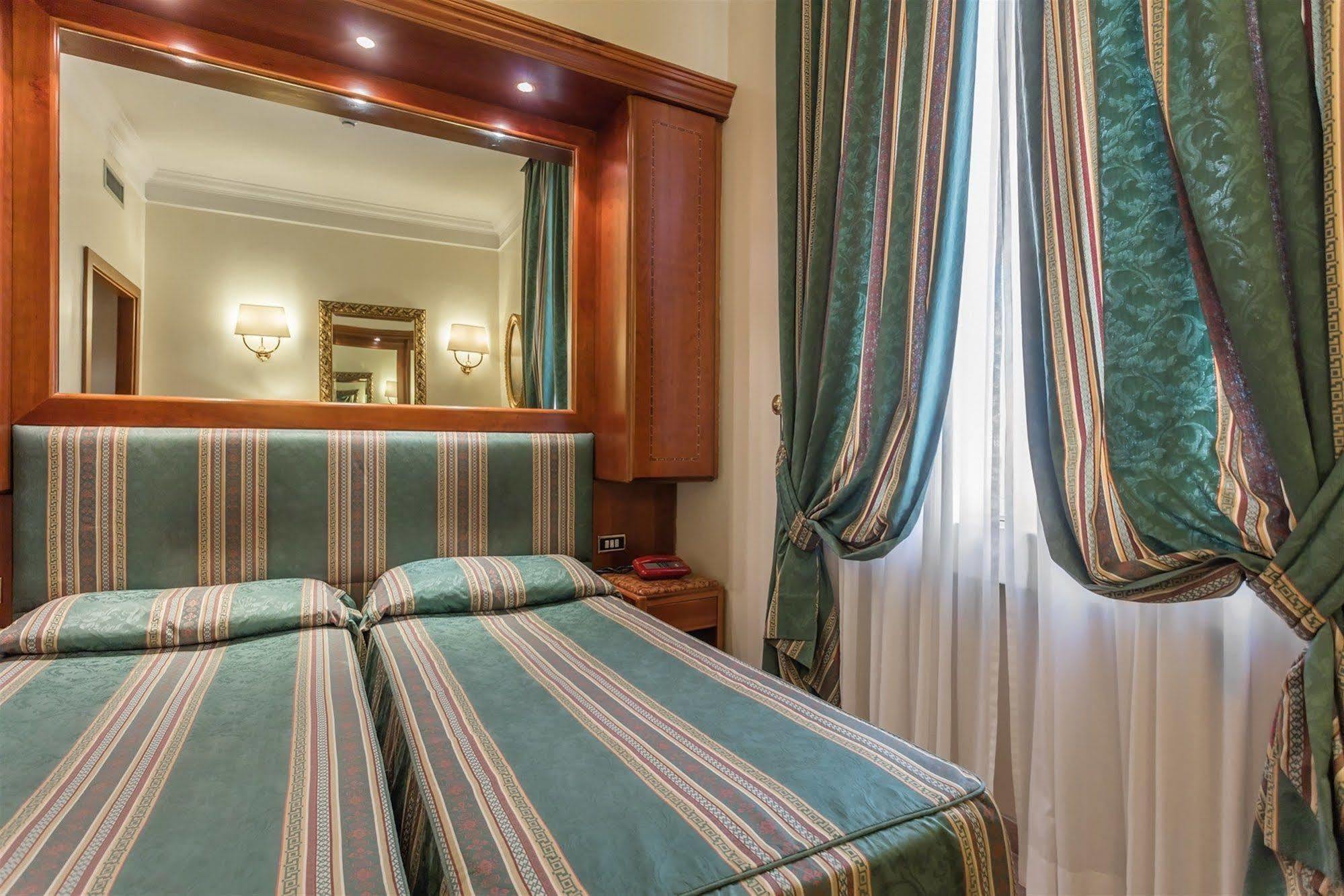 Raeli Hotel Regio Roma Esterno foto