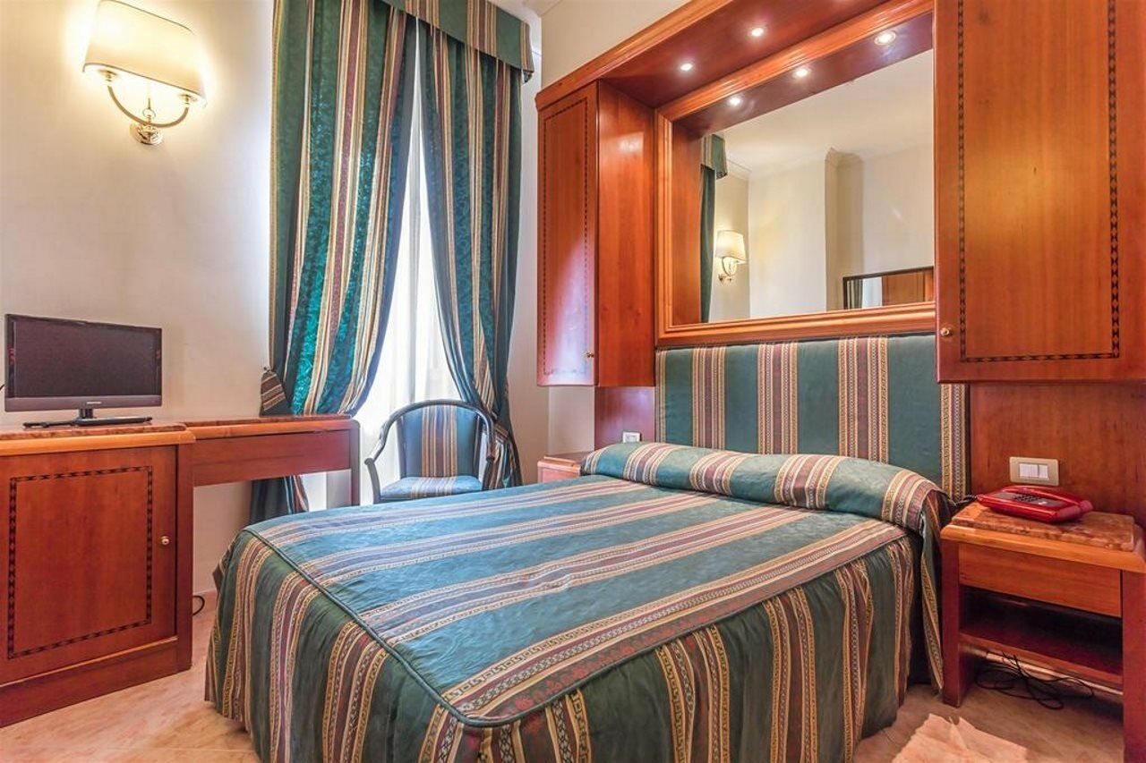 Raeli Hotel Regio Roma Esterno foto