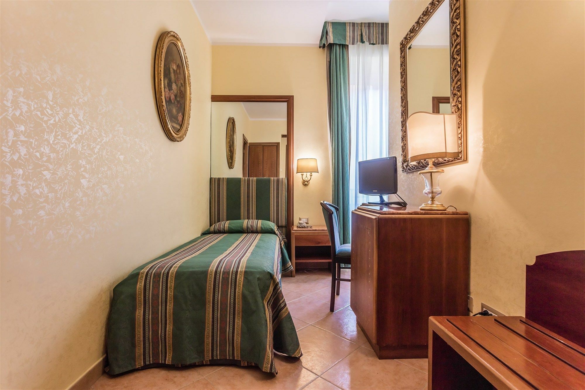 Raeli Hotel Regio Roma Esterno foto